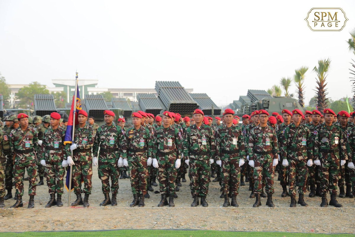 Mặc dù có trang bị cá nhân rất hoành tráng, quân đội Campuchia lại có lực lượng không quân rất kém với chỉ 5 máy bay vận tải, không có bất cứ chiến đấu cơ hay cường kích cơ nào. Nguồn ảnh: QQ.