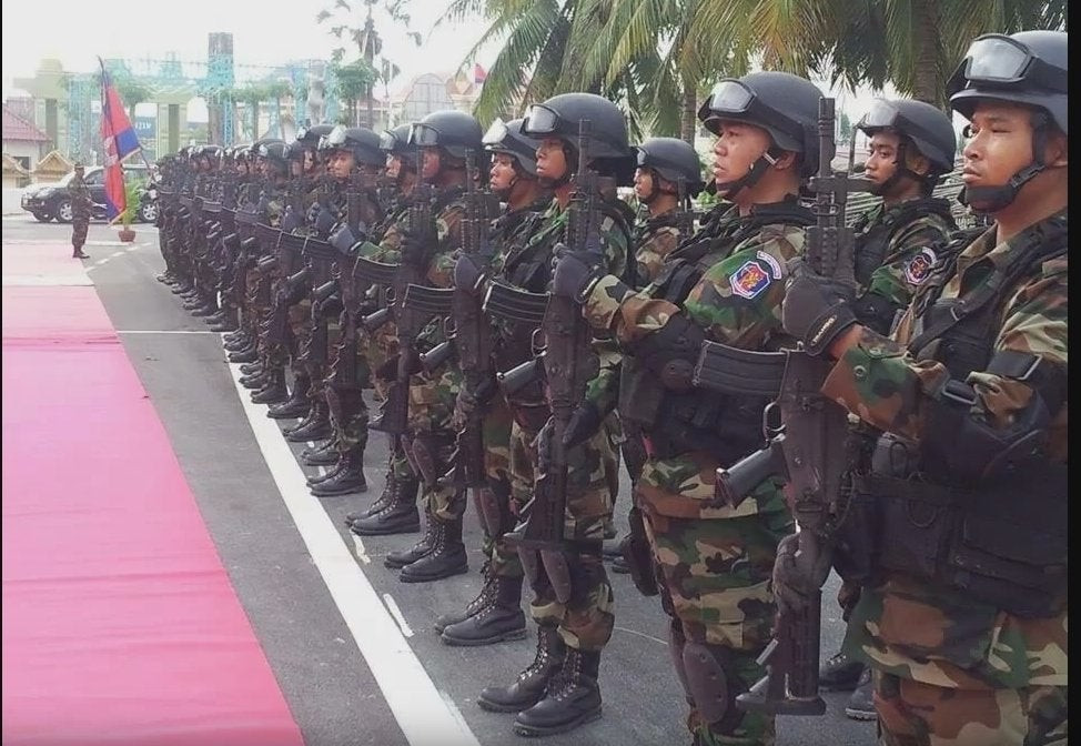 Hàng năm quốc gia này có 312.000 người đến tuổi nhập ngũ tuy nhiên quân số thường trực của Campuchia chỉ là 125.000 người - tương đương với khoảng 0.8 % dân số. Nguồn ảnh: QQ.