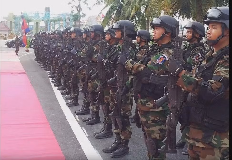 Hàng năm quốc gia này có 312.000 người đến tuổi nhập ngũ tuy nhiên quân số thường trực của Campuchia chỉ là 125.000 người - tương đương với khoảng 0.8 % dân số. Nguồn ảnh: QQ.