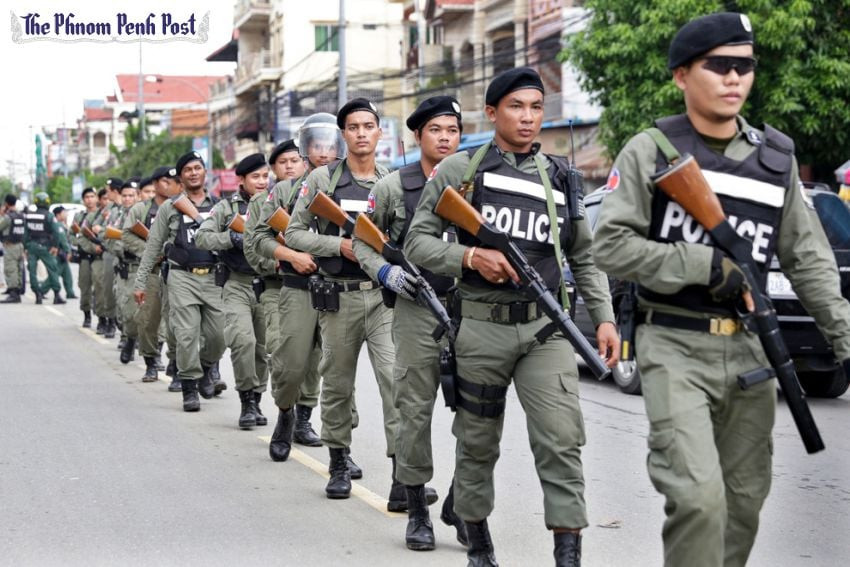 Cảnh sát Campuchia với súng bắn đạn cao su trong một cuộc diễn tập chống bạo động. Nguồn ảnh: QQ.