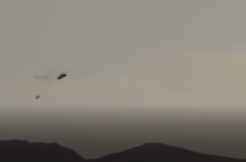 Bị mất cánh đuôi, chiếc Cobra bắt đầu xoay vòng và rơi. Nguồn ảnh: Gerila.