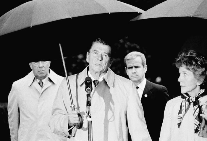 Tổng thống Mỹ Ronald Reagan phát biểu trên truyền hình và gửi lời chia buồn tới gia đình của những binh lính thiệt mạng sau vụ nổ. Ông cho biết đây là một hành động hèn hạ và khiến toàn bộ nước Mỹ phẫn nộ. Nguồn ảnh: BI.