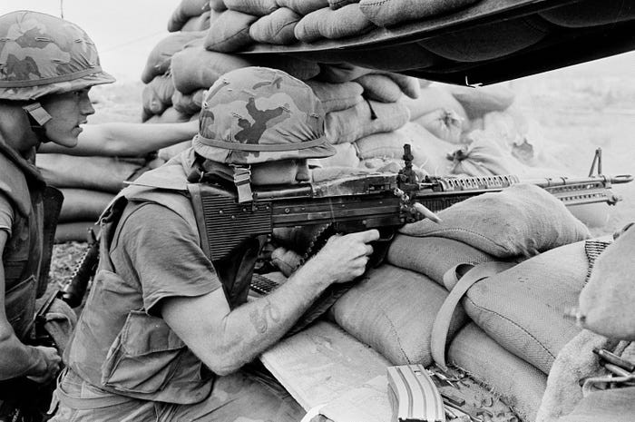 Hai pha tấn công bằng phương thức đánh bom liều chết diễn ra gần như đồng thời đã khiến 241 lính Mỹ cùng 58 lính Pháp thiệt mạng tại chỗ. Ngoài ra, có 6 dân thường khác cũng chịu chung số phận. Nguồn ảnh: BI.