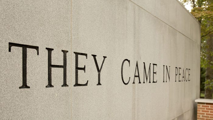 Một đài tưởng niệm các nạn nhân trong vụ đánh bom đẫm máu này được dựng lên tại Căn cứ Thuỷ quân Lục chiến Lejeune ở Bắc Carolina vào tháng 10/1986. Nguồn ảnh: BI.