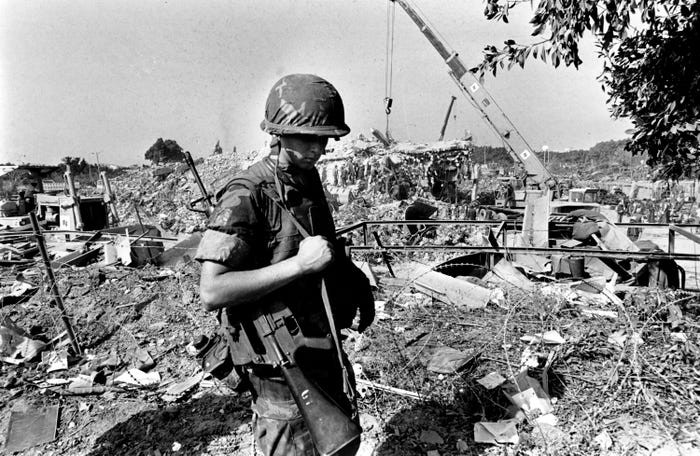 Tháng 2/1984, lính Mỹ rút lui hoàn toàn khỏi Lebanon. Ảnh: Tâm của vụ nổ biến thành bình địa. Nguồn ảnh: BI.