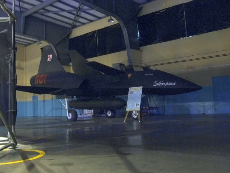 Chương trình này cực kỳ khả quan nhưng tới năm 1994, sau khi ngốn 65 triệu USD tiền nghiên cứu và phát triển, PZL-230 Skopion đã bị đình chỉ kinh phí. Các đảng cánh tả của Ba Lan sau đó đã đóng góp tiền để chương trình tiếp tục phát triển nhưng nỗ lực này cuối cùng cũng không thành công. Nguồn ảnh: Pinterest.