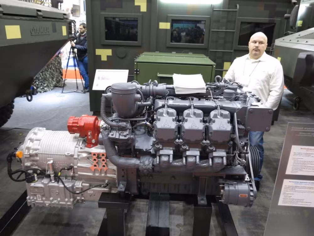 Trái tim của Otaman-3 là khối động cơ 6 xi-lanh 11,9 lít có công suất 5500 mã lực kèm theo đó là hộp số chuyển động tự động 6 cấp, hứa hẹn cho phép Otaman-3 di chuyển được với tốc độ tối đa lên tới 90 km/h. Nguồn ảnh: Livejournal.