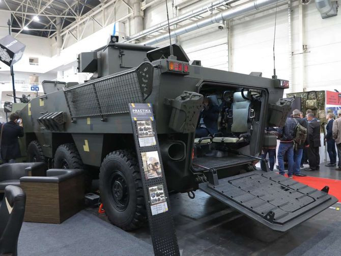 Cửa phía sau của xe được mở xuống dưới thay vì mở sang hai bên như trên BTR-4. Kiểu mở xuống dưới này giúp việc ra vào xe trở nên nhanh chóng và thuận tiện hơn nhiều so với việc mở cửa sang hai bên. Nguồn ảnh: Livejournal.