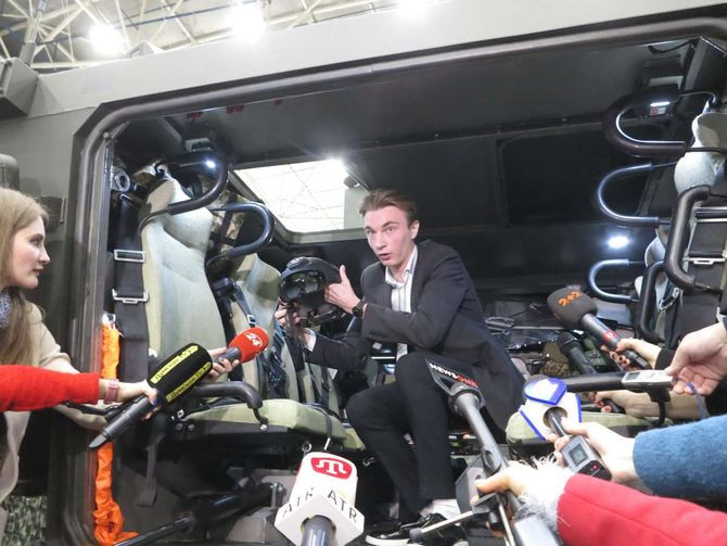 Khoang chở quân phía sau được thiết kế cực kỳ rộng rãi và hiện đại, đảm bảo binh lính sẽ không bị quá mệt mỏi trong những lần di chuyển dài. Nguồn ảnh: Livejournal.