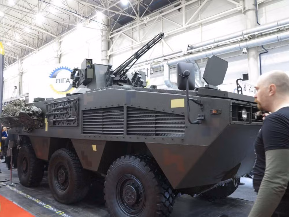 Trong buổi lễ ra mắt, nhà sản xuất của thiết giáp Otaman-3 đã nói một cách ngắn gọn rằng loại xe thiết giáp này đáp ứng được yêu cầu bọc thép theo chuẩn STANAG 3 và khi được bổ sung thêm hệ thống hỗ trợ, nó sẽ đủ tiêu chuẩn STANAG 4 - nghĩa là chống đỡ được tối đa 8 kg TNT mà không ảnh hưởng tới người ngồi trong xe. Nguồn ảnh: Livejournal.