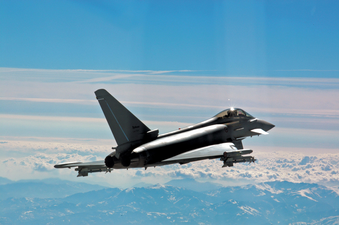 Loại chiến đấu cơ này thực hiện chuyến bay đầu tiên từ năm 1994 nhưng phải mãi tới năm 2003 mới bắt đầu được đưa ra giới thiệu. Tới nay, Typhoon đã được sản xuất gần 600 chiếc, phục vụ trong lực lượng không quân nhiều nước châu Âu. Nguồn ảnh: Flickr.