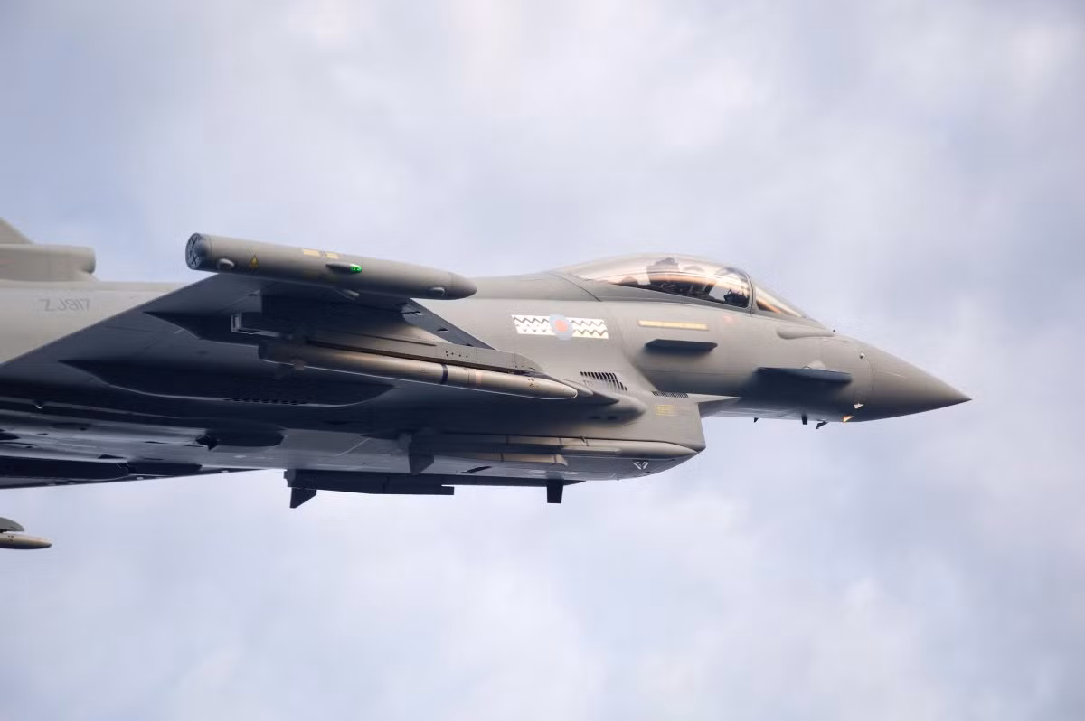 Có tên đầy đủ là Eurofighter Typhoon. Đây là loại chiến đấu cơ đa nhiệm vụ, có thiết kế rất đặc trưng với cánh tam giác và cánh mũi lớn. Typhoon được chế tạo bởi nhiều quốc gia châu Âu trong đó có Đức, Anh và Italia góp phần nhiều công sức. Nguồn ảnh: Flickr.