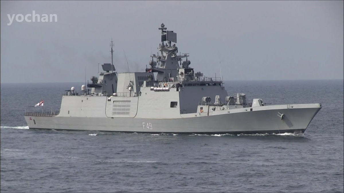 Khinh hạm tàng hình này có độ giãn nước tối đa 6200 tấn, chiều dài 142 mét và có lường rộng 16,9 mét. Tàu có công suất tổng cộng 33,600 mã lực cho phép nó di chuyển được với tốc độ tối đa 32 hải lý tương đương 59 km/h. Nguồn ảnh: Pinterest.