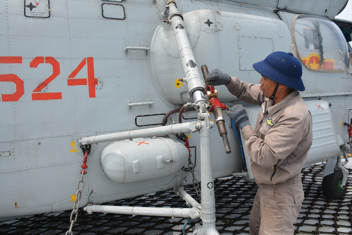 Các nhân viên quân khí trên tàu Quang Trung thực hiện việc bảo dưỡng nhẹ trực thăng Ka-28 ngay sau mỗi chuyến bay. Nguồn ảnh: QĐND.