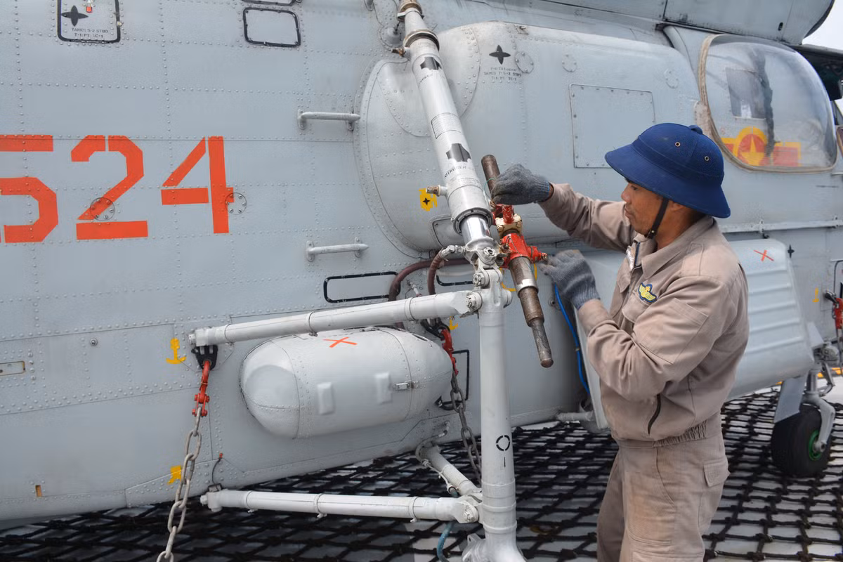 Các nhân viên quân khí trên tàu Quang Trung thực hiện việc bảo dưỡng nhẹ trực thăng Ka-28 ngay sau mỗi chuyến bay. Nguồn ảnh: QĐND.