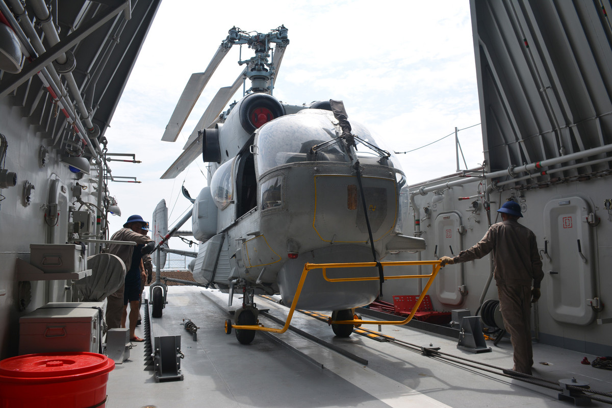 Tuy nhiên có một thực tế là khoang chứa trực thăng Ka-28 có thiết kế khá... khó hiểu. Thiết kế này khiến cho khoang chứa không có cửa do phần dưới của khoang có kích thước lớn, phần trên lại có kích thước hẹp dần. Nguồn ảnh: QĐND.