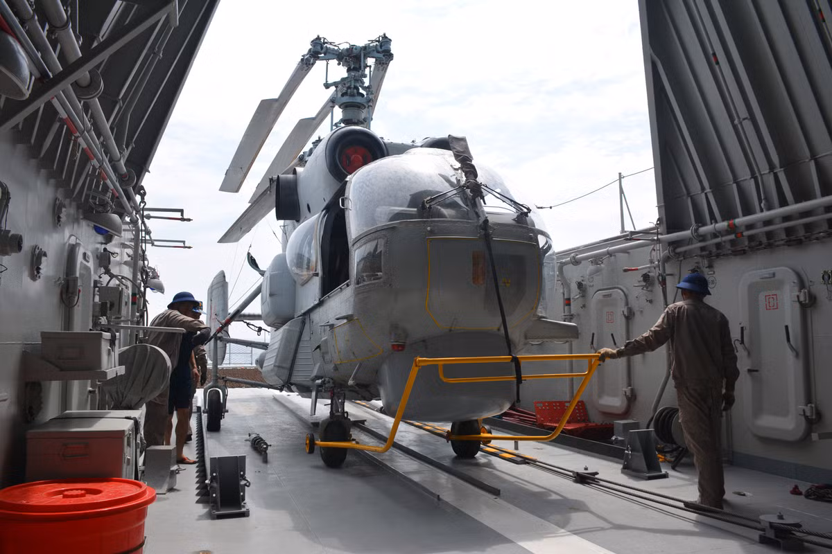 Tuy nhiên có một thực tế là khoang chứa trực thăng Ka-28 có thiết kế khá... khó hiểu. Thiết kế này khiến cho khoang chứa không có cửa do phần dưới của khoang có kích thước lớn, phần trên lại có kích thước hẹp dần. Nguồn ảnh: QĐND.