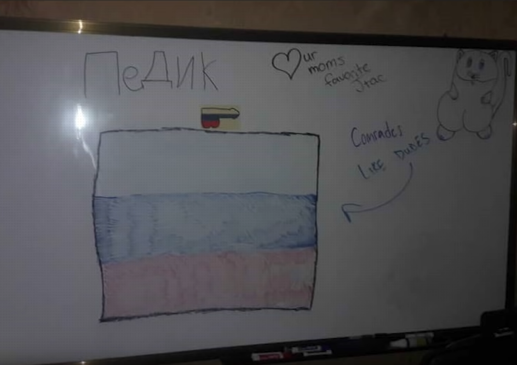 Những phóng viên của Anna còn hài hước vẽ cờ Nga lên... bảng thuyết trình nhiệm vụ bên trong căn cứ quân sự của Mỹ. Nguồn ảnh: Annanews.