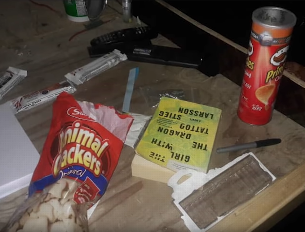 Sách báo, đồ ăn cùng một loạt các đồ dùng sinh hoạt khác của binh lính cũng bị bỏ lại. Nguồn ảnh: Annanews.