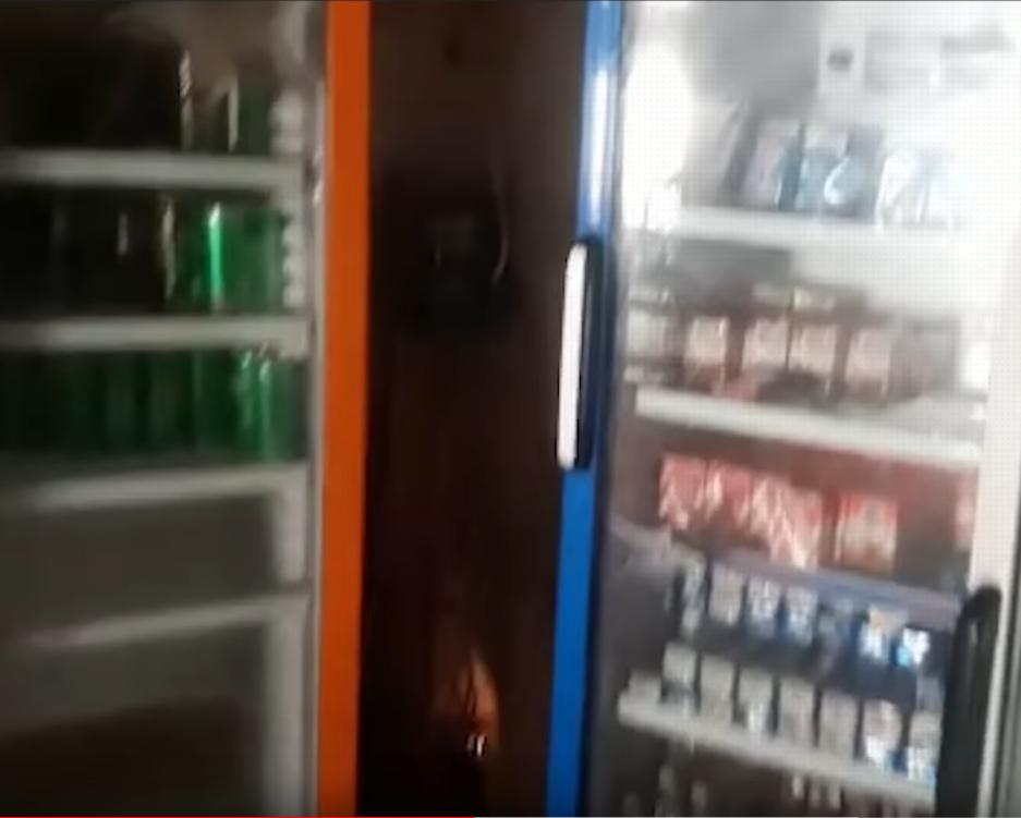 Các tủ lạnh trong bếp dù đã không còn được cấp điện nhưng vẫn đầy đồ ăn và nước uống bao gồm các loại sữa, các loại nước ngọt có gas,... Nguồn ảnh: Annanews.