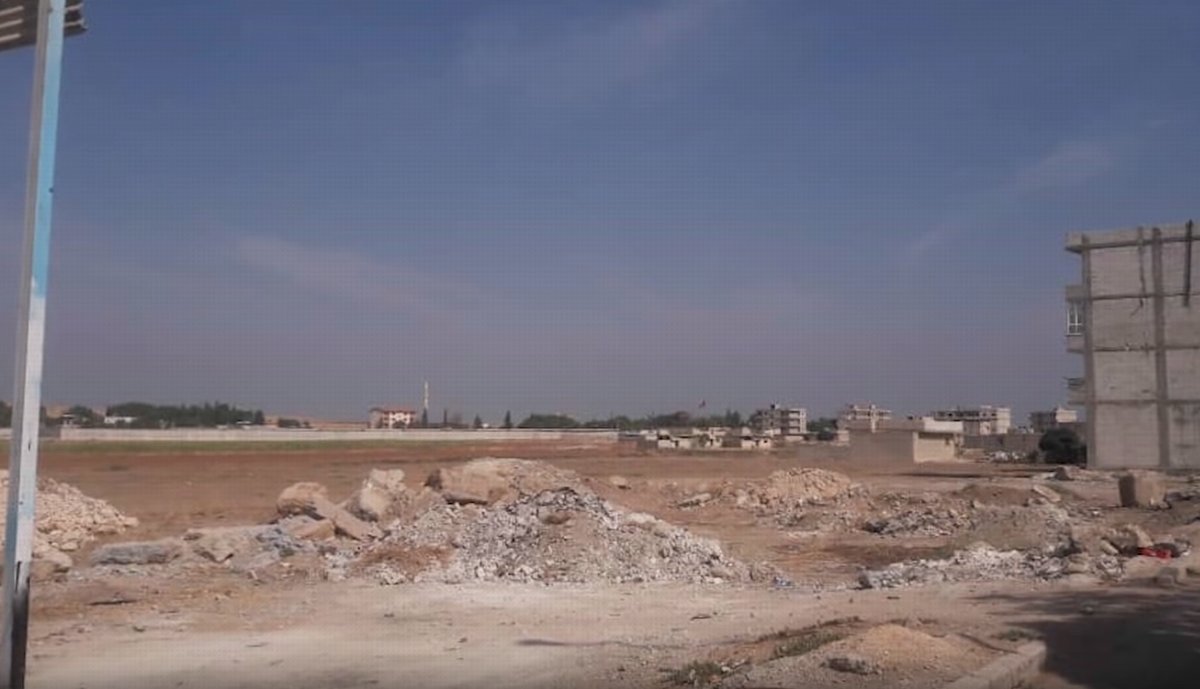 Hãng thông tấn Anna của Nga vừa thực hiện một cuộc "viếng thăm" tới căn cứ quân sự Mỹ đặt tại Manbij, Syria sau khi Mỹ rút lui khỏi đây. Nguồn ảnh: Annanews.