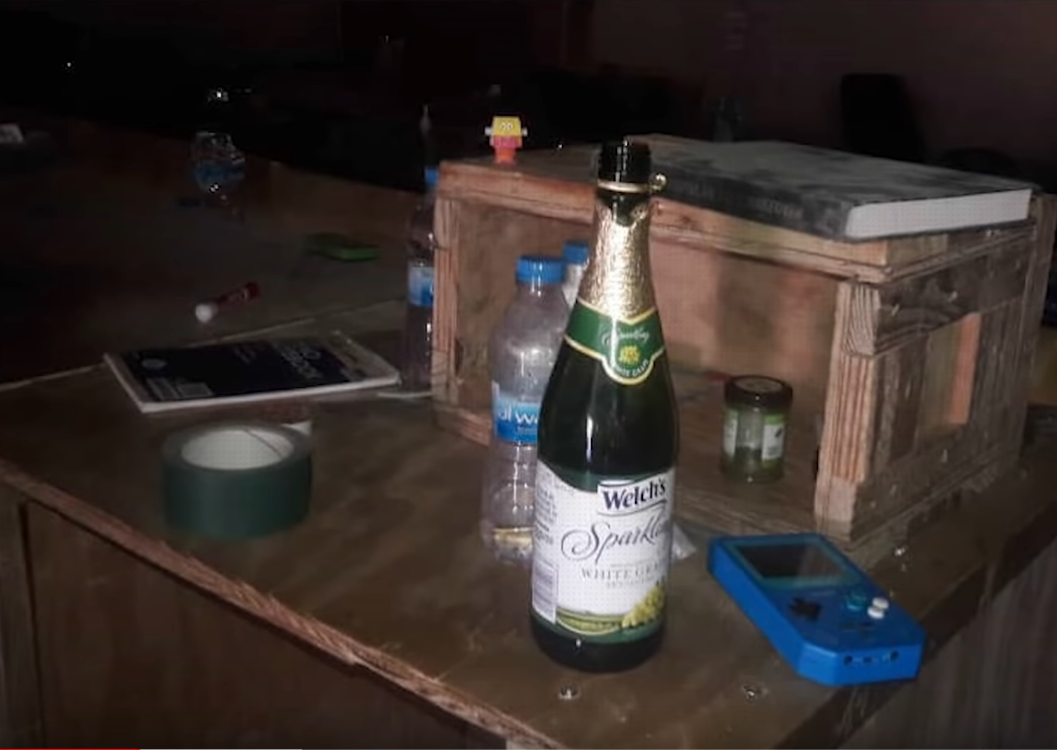 Thậm chí có cả rượu, máy chơi game cầm tay, sách, tạp chí các loại. Nguồn ảnh: Annanews.