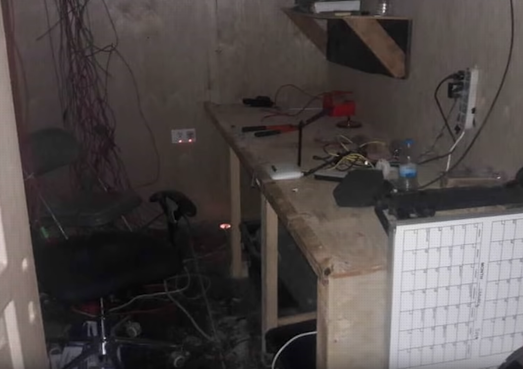 Bên trong, tàn tích của một cuộc rút lui trong vội vã còn hiện rõ, một loạt các thiết bị mạng, dây kết nối cùng các linh kiện "kém quan trọng" đều bị bỏ lại. Nguồn ảnh: Annanews.