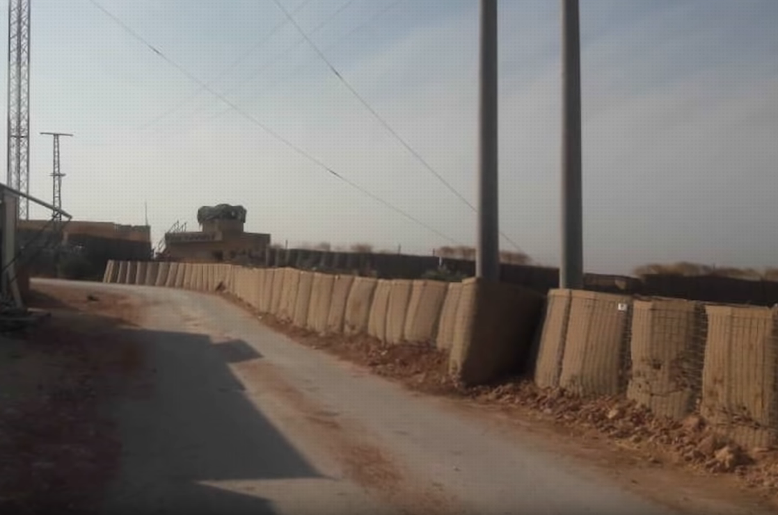 Đây rõ ràng là một căn cứ quân sự của Mỹ với kết cấu xây dựng đặc trưng thường thấy ở các căn cứ quân sự quy mô khác Mỹ đặt tại Trung Đông trước đây. Nguồn ảnh: Annanews.