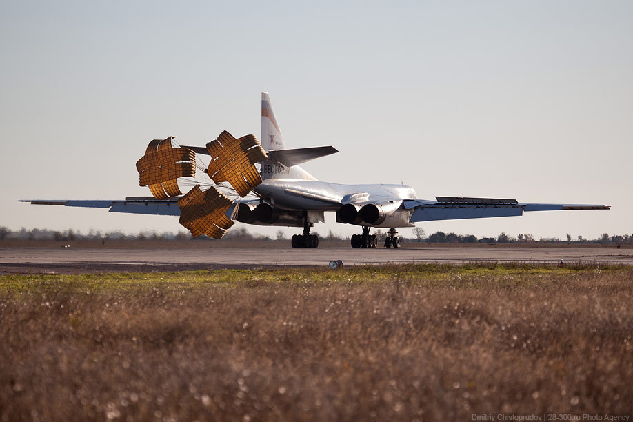 Kiểu dáng cánh cụp cánh xoè cho phép Tu-160 cất cánh được với trọng lượng tối đa lên tới 275 tấn trong khi đó, nó vẫn có thể duy trì được tốc độ bay tối đa lên tới Mach 2.05. Nguồn ảnh: NI.