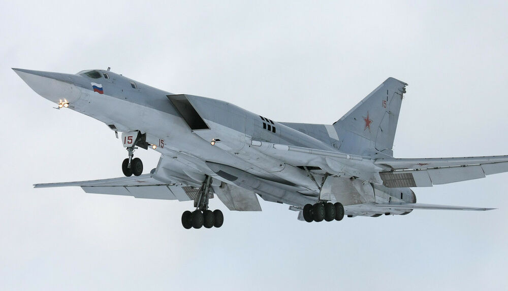 Tiếp theo là loại máy bay ném bom Tu-22M hay còn có tên gọi khác là Backfire. Đây là một trong những dòng máy bay được phát triển từ phiên bản Tu-22 và có thiết kế cánh cụp cánh xoè để đạt khả năng bay với tốc độ siêu âm. Nguồn ảnh: NI.