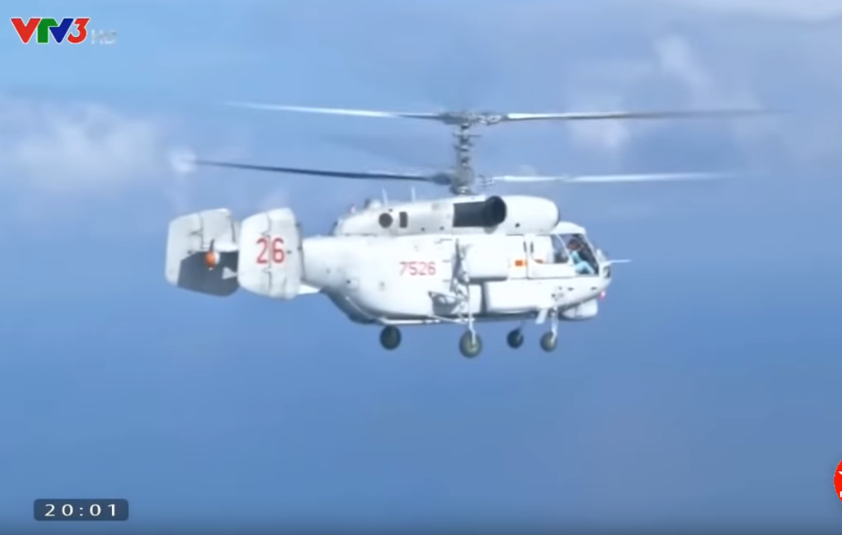 Hai cánh quạt chính của trực thăng đồng trục Ka-28 sẽ quay ngược chiều nhau ở cùng một tốc độ. Điều này khiến lực mô-men xoắn bị triệt tiêu hoàn toàn, trực thăng đồng trục không cần cánh quạt đuôi để giữ thăng bằng do nó không còn mô-men xoắn. Nguồn ảnh: VTV.