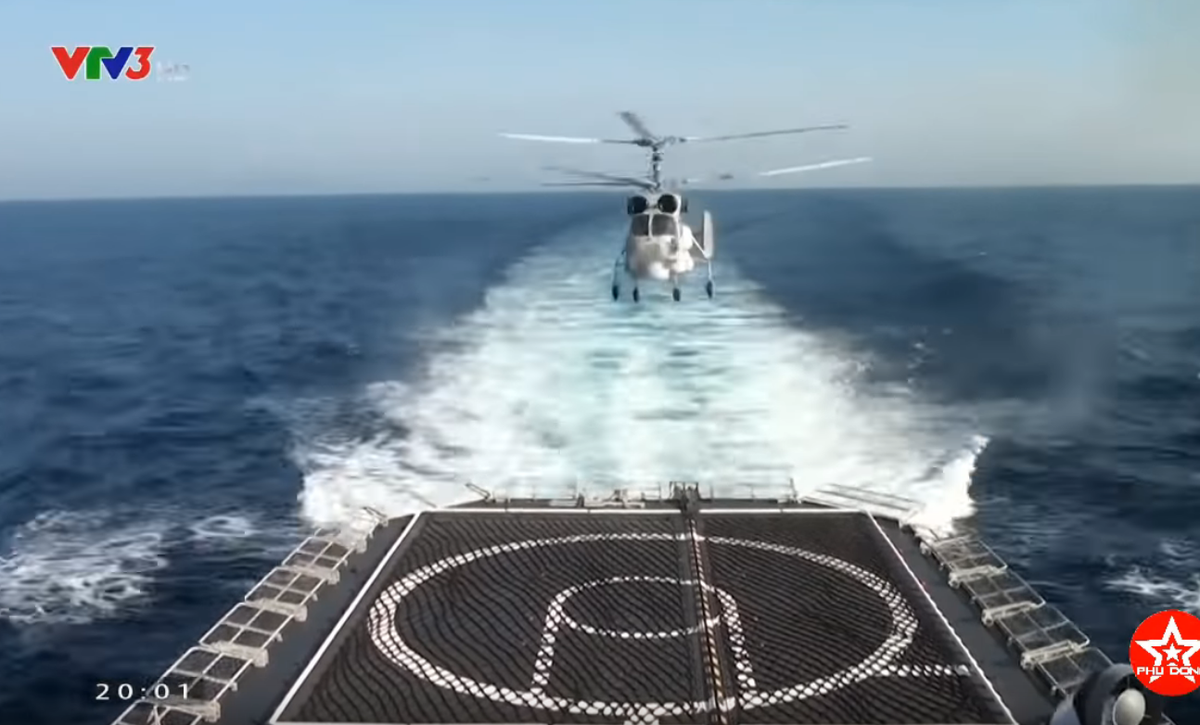 So với các loại trực thăng có thiết kế truyền thống khác, trực thăng Kamov Ka-28 nói riêng và mọi loại trực thăng đồng trục nói chung có thiết kế cực kỳ "dị" với hai tầng cánh quạt chính và không có cánh đuôi. Nguồn ảnh: VTV.