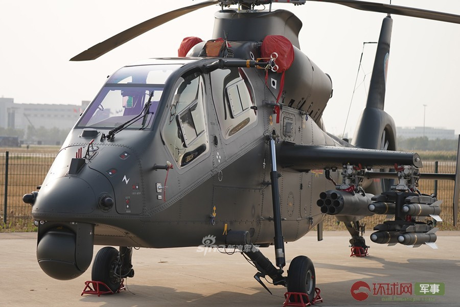 Loại trực thăng này được trang bị hai cánh treo vũ khí giống hệt với thiết kế của dòng AH-64, ngoài ra nó cũng có phần thân hẹp như trực thăng tấn công Mỹ chứ không bo tròn theo kiểu trực thăng tấn công của Liên Xô/Nga. Nguồn ảnh: Sina.