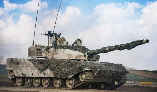 Hình ảnh giới thiệu về hệ thống phòng vệ chủ động (APS) GL5 được nhà sản xuất NORINCO công bố cho thấy, GL5 đã đánh chặn thành công đầu đạn chống tăng đang lao vào xe tăng.