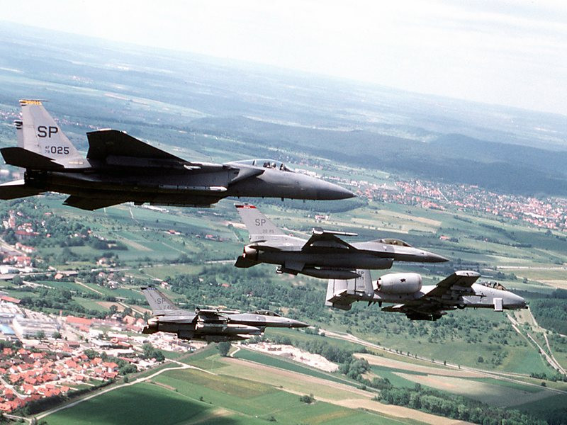 Trong đó có ba vụ tai nạn nổi tiếng nhất, bắt đầu từ năm 2006 với một chiếc F-16 đâm vào cột cờ trong sân bay, phi công nhảy dù ra ngoài và sống sót. Nguồn ảnh: Militarynews.