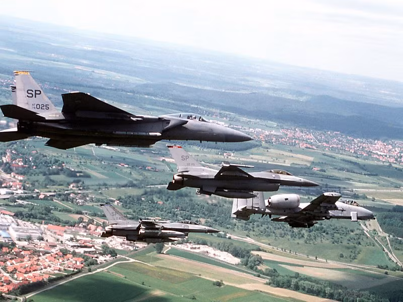 Trong đó có ba vụ tai nạn nổi tiếng nhất, bắt đầu từ năm 2006 với một chiếc F-16 đâm vào cột cờ trong sân bay, phi công nhảy dù ra ngoài và sống sót. Nguồn ảnh: Militarynews.