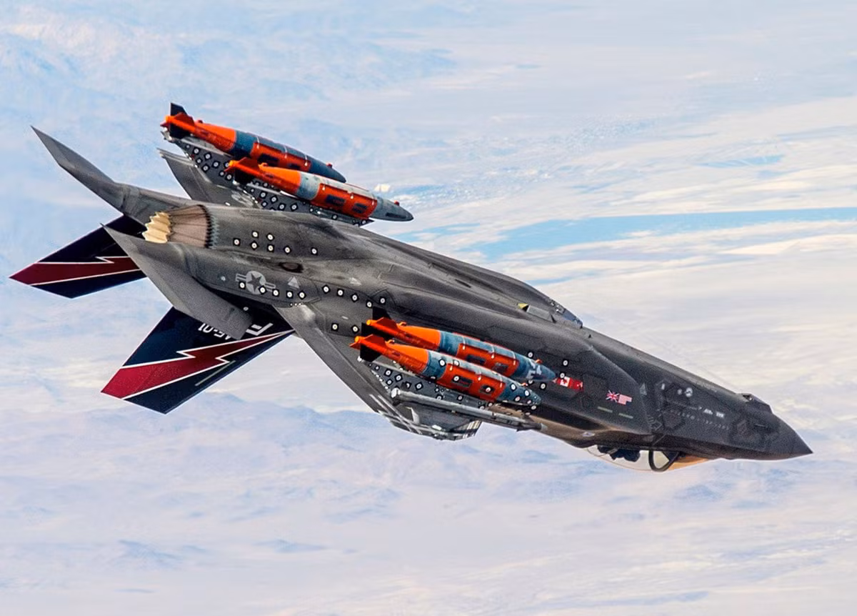 Vũ khí chủ lực của siêu tiêm kích này là các tên lửa không đối không ngoài tầm nhìn AIM-120 AMRAAM với tầm bắn tối đa 180 km.