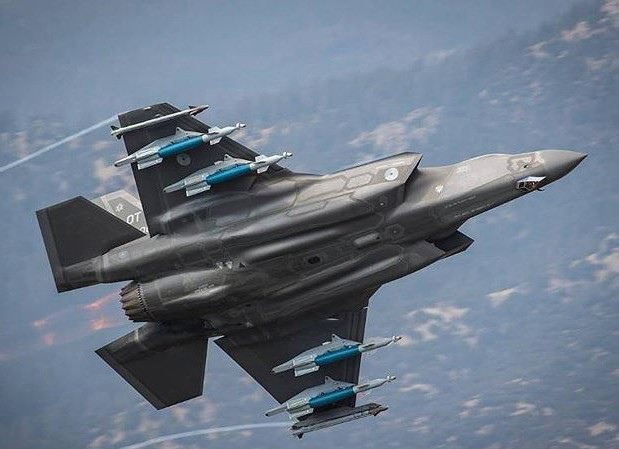 Chế độ "quái thú" hay Beast Mode là khi những tiêm kích F-35 không ưu tiên khả năng mà ưu tiên tải trọng vũ khí. Bình thường ở chế độ tàng hình, F-35 sẽ giấu vũ khí trong thân, nhưng ở chế độ "quái thú" vũ khí sẽ được treo cả dưới 2 cánh và trong thân