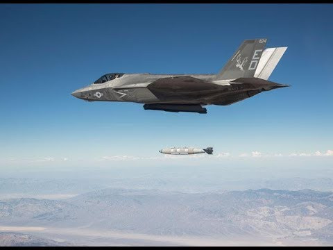 Mới đây công ty Lockheed Martin đã công bố một đoạn video ấn tượng về F-35, đặc biệt thả 5 quả bom cùng lúc. Sau đó một camera khác cho thấy cách các mục tiêu đang di chuyển và tất cả đều bị phá hủy bởi những cú đánh chính xác.
