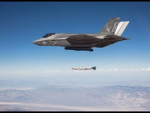 Mới đây công ty Lockheed Martin đã công bố một đoạn video ấn tượng về F-35, đặc biệt thả 5 quả bom cùng lúc. Sau đó một camera khác cho thấy cách các mục tiêu đang di chuyển và tất cả đều bị phá hủy bởi những cú đánh chính xác.