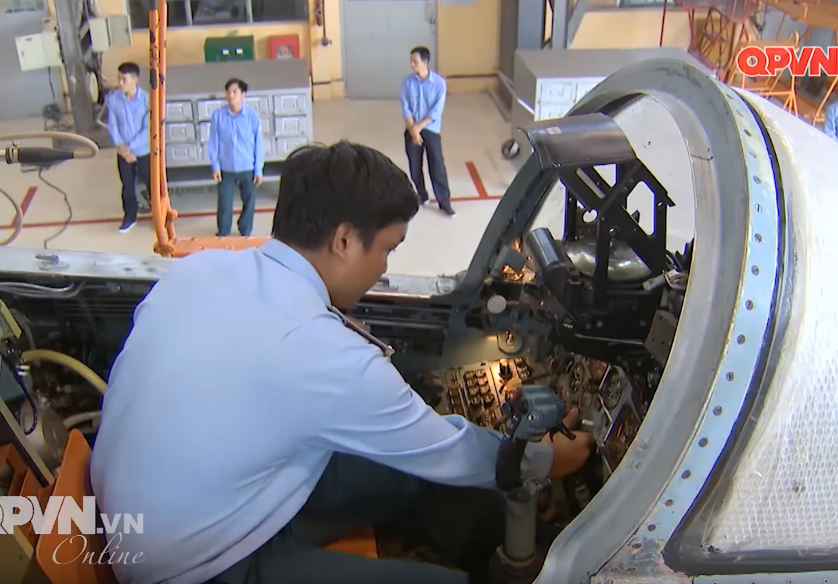 Những sĩ quan, chiến sĩ kỹ thuật tại nhà máy A32 dù không có đủ sức khoẻ để có thể điều khiển chiếc tiêm kích Su-27 nhưng đều là những người hiểu rõ nhất mọi ngóc ngách bên trong chiếc tiêm kích nhiều chục triệu USD này. Nguồn ảnh: QPVN.