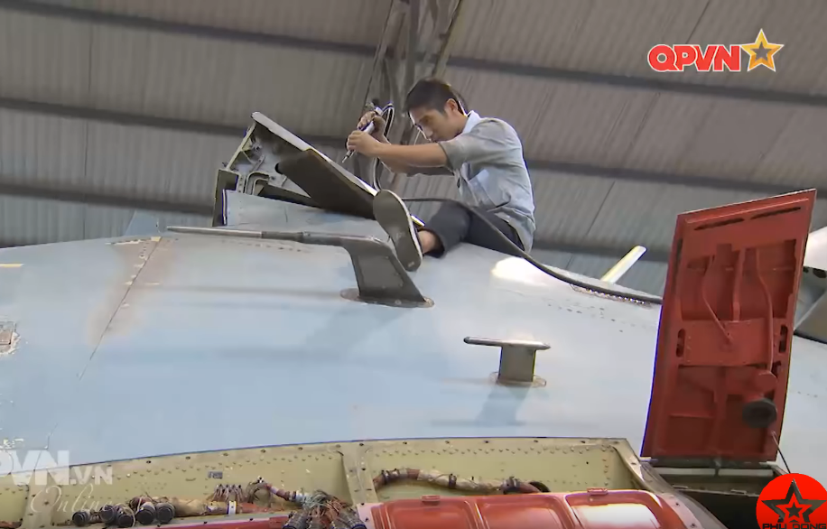 Quá trình đại tu một máy bay phản lực Su-27 có thể kéo dài tới vài tháng, tuỳ thuộc vào tình trạng của máy bay khi vào xưởng. Nguồn ảnh: QPVN.