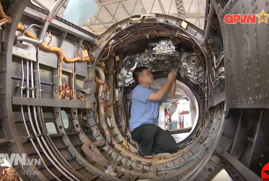 Khối động cơ của chiếc Su-27 được tháo ra khỏi khung vỏ để tiến hành sửa chữa, bảo dưỡng. Nguồn ảnh: QPVN.