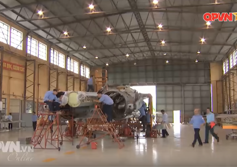 Công việc không những đòi hỏi sự tỉ mỉ, kỹ càng và cận trọng của từng thành viên mà còn cần đến cả sự phối hợp nhịp nhàng giữa từng thợ máy. Nguồn ảnh: QPVN.