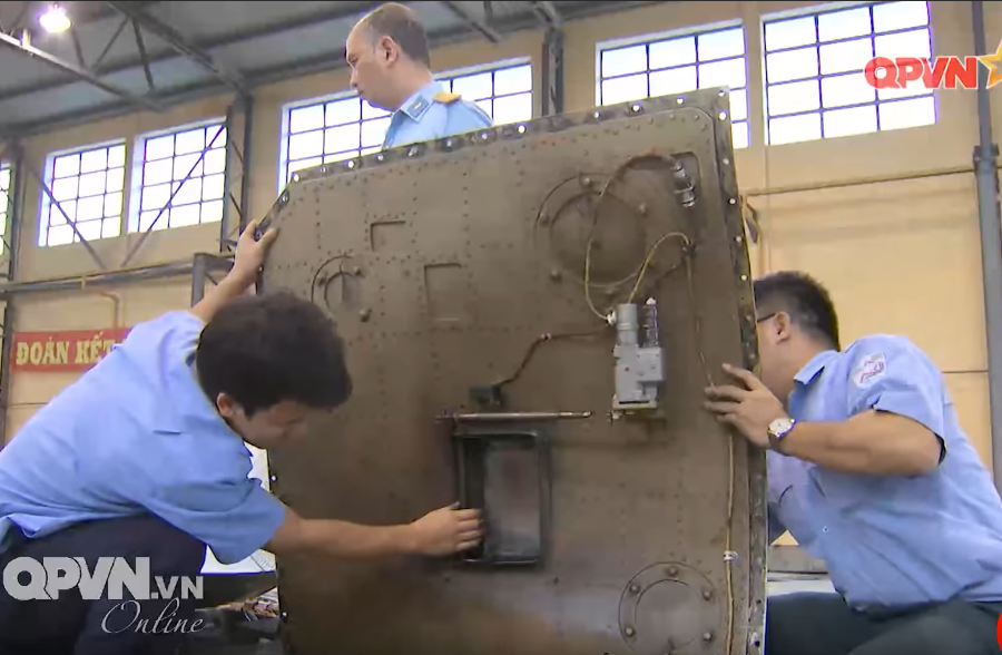 Tại đây, từng linh kiện, chi tiết nhỏ nhất của chiếc chiến đấu cơ sẽ được tháo ra để xem xét bảo dưỡng, thay thế nếu cần. Nguồn ảnh: QPVN.