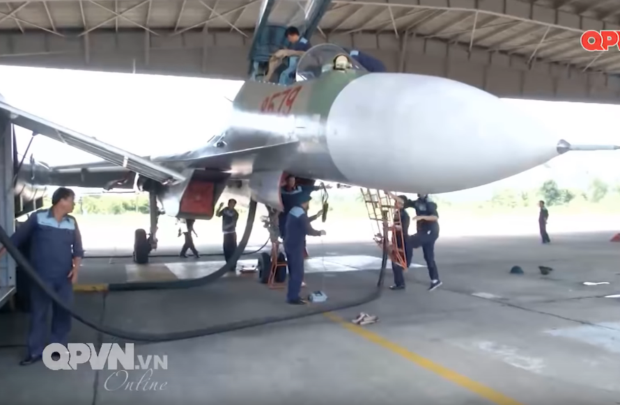 Hiện tại, trong biên chế của Không quân Việt Nam đang có ít nhất 12 chiếc tiêm kích Su-27. Loại tiêm kích này trước đây chúng ta cần đưa ra nước ngoài để bảo dưỡng, đại tu nhưng ngày nay chúng ta hoàn toàn có thể thực hiện được ở trong nước. Nguồn ảnh: QPVN.