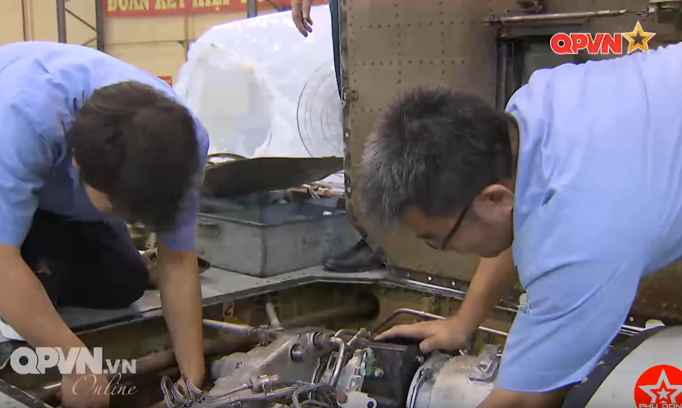 Ngoài việc bảo dưỡng theo thời gian khuyến nghị của nhà sản xuất, các cán bộ, sĩ quan của nhà máy A32 cũng luôn có những sáng kiến, cải biên để nâng cấp, kéo dài tuổi thọ hoạt động của những linh kiện đắt đỏ trên chiếc Su-27 này. Nguồn ảnh: QPVN.