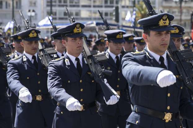 Lễ phục của lính Hy Lạp có thiết kế và màu sắc rất đẹp, hết giờ làm việc chỉ cần tháo hết phù hiệu và cầu vai là có thể "diện" đi chơi một cách lịch sự. Nguồn ảnh: MSN.