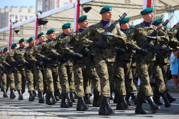 Quân đội Ba Lan có quân phục với màu sắc tổng thể khá tương đồng với quân phục Đức nhưng những đoạn rằn ri được thiết kế nhạt hơn. Nguồn ảnh: MSN.