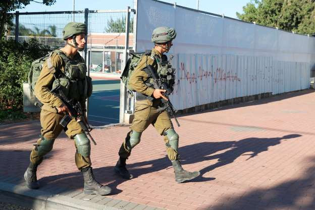 Lính Israel lại đi ngược với xu thế của thế giới khi sử dụng quân phục trơn không có một vệt rằn ri nào. Nguồn ảnh: MSN.